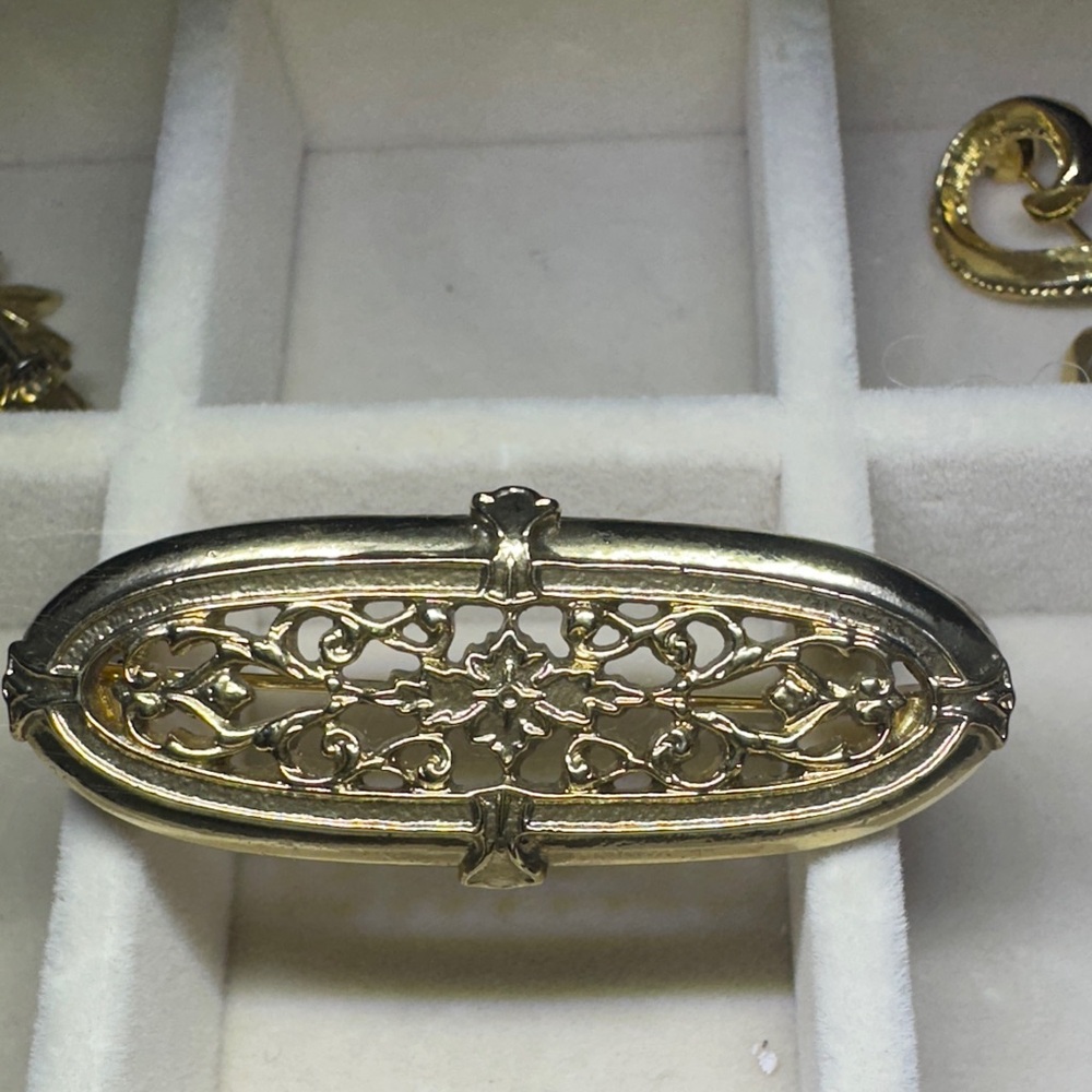 Elegant Gold vintage Filigree Brooch